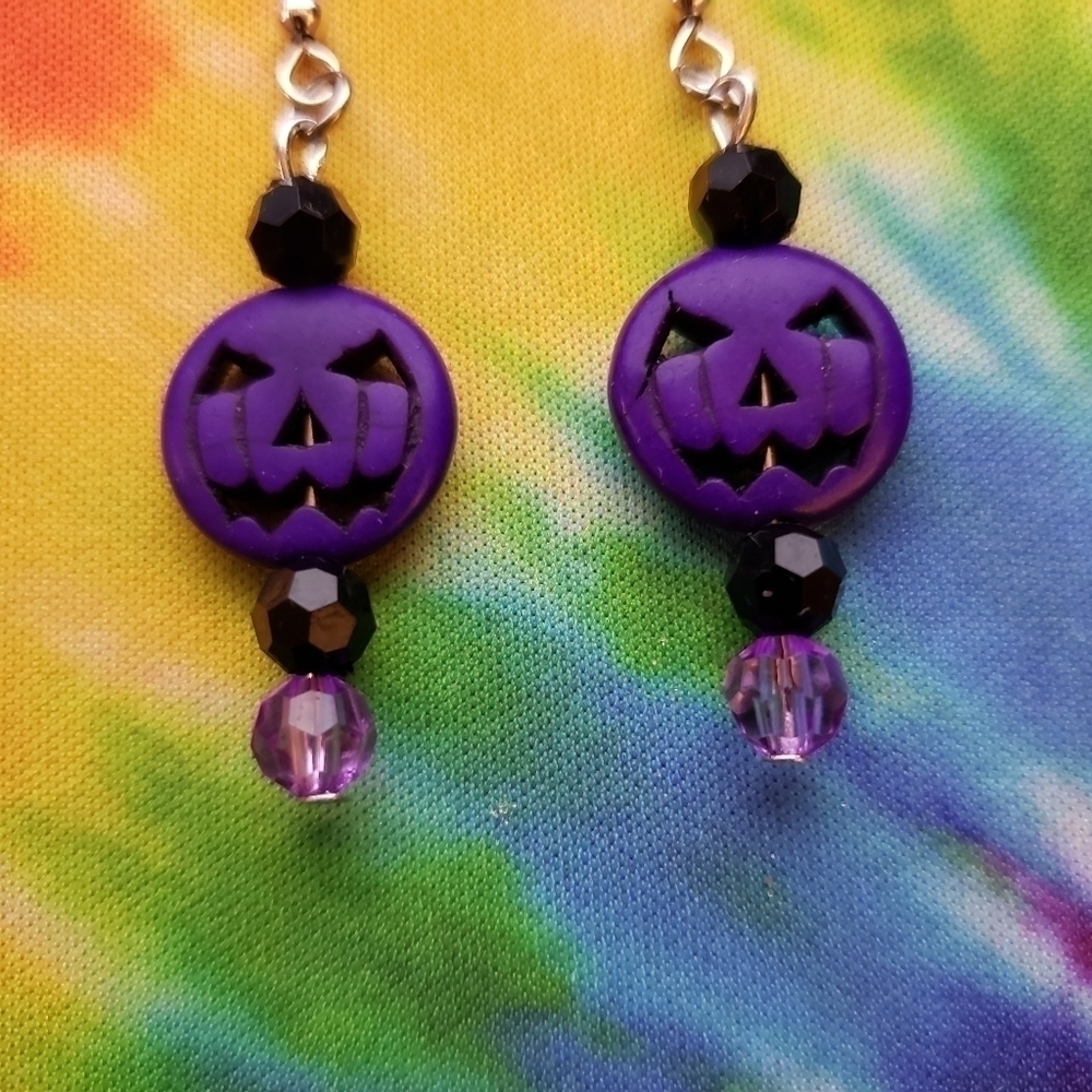 HANDMADE Purple Black Beaded Halloween Pumpkin Dangle Earrings - Picture 3 of 3